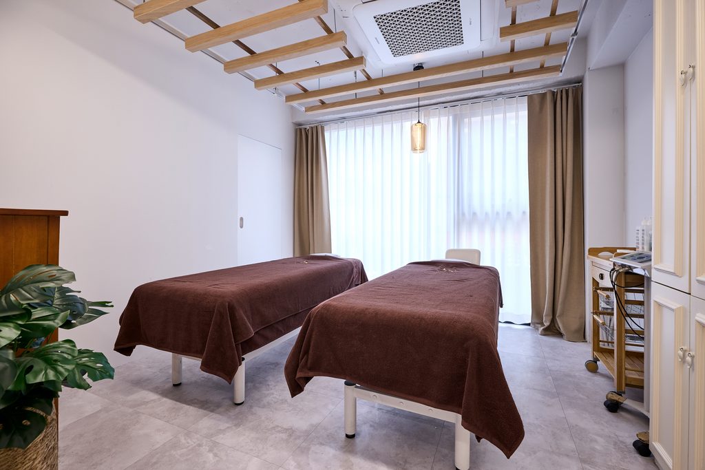 Private treatment room for full-body massage and spa care at Earthness Spa Seoul.